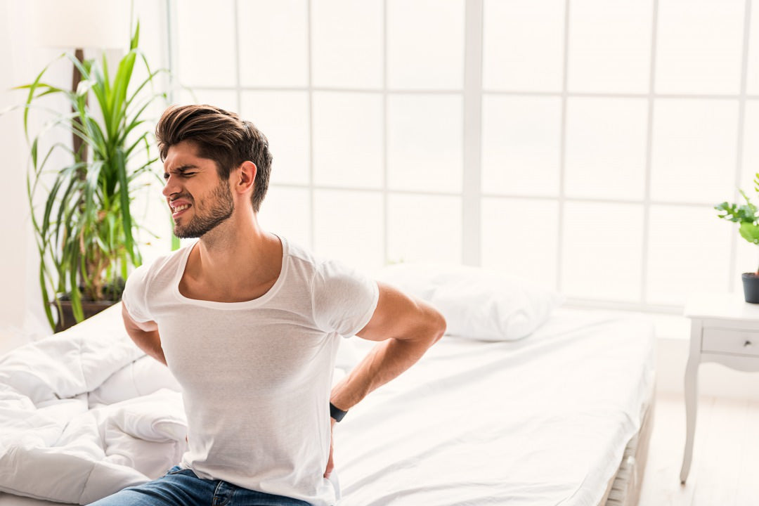 朝起きると背中が痛いのはなぜ?9つの原因と正しい対処法