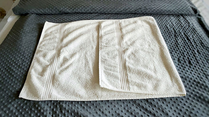 How-to-make-towel-pillow.001