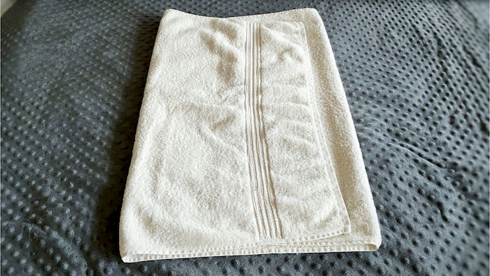 How-to-make-towel-pillow.002