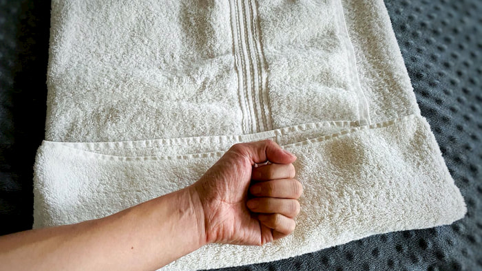 How-to-make-towel-pillow.003