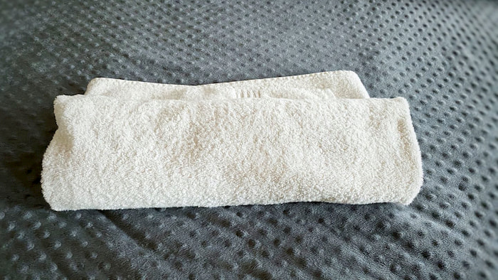 How-to-make-towel-pillow.004