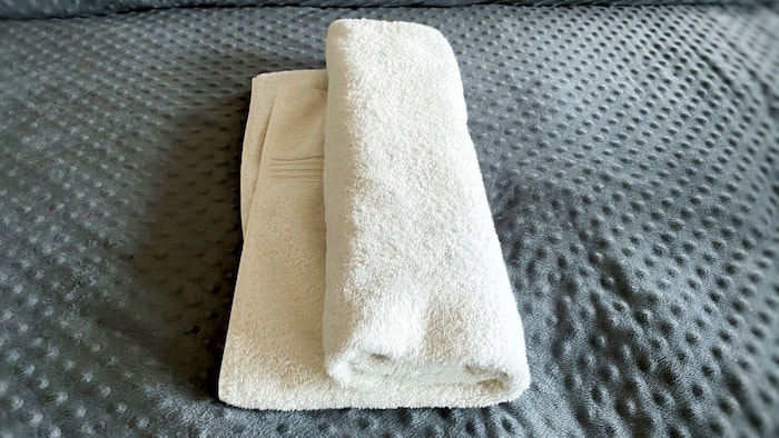 How-to-make-towel-pillow.005