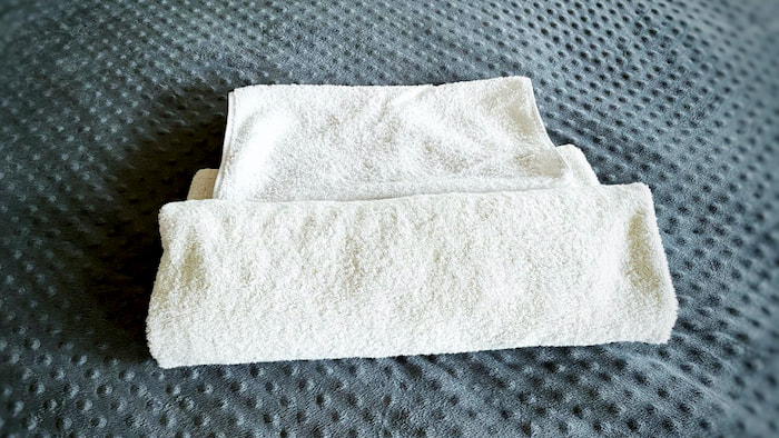 How-to-make-towel-pillow.008