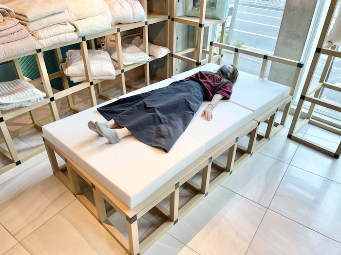 sleep-on-back-famale-tansu-no-gen-mattress