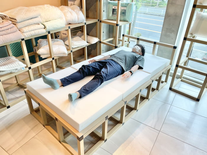 sleep-on-back-male-tansu-no-gen-mattress