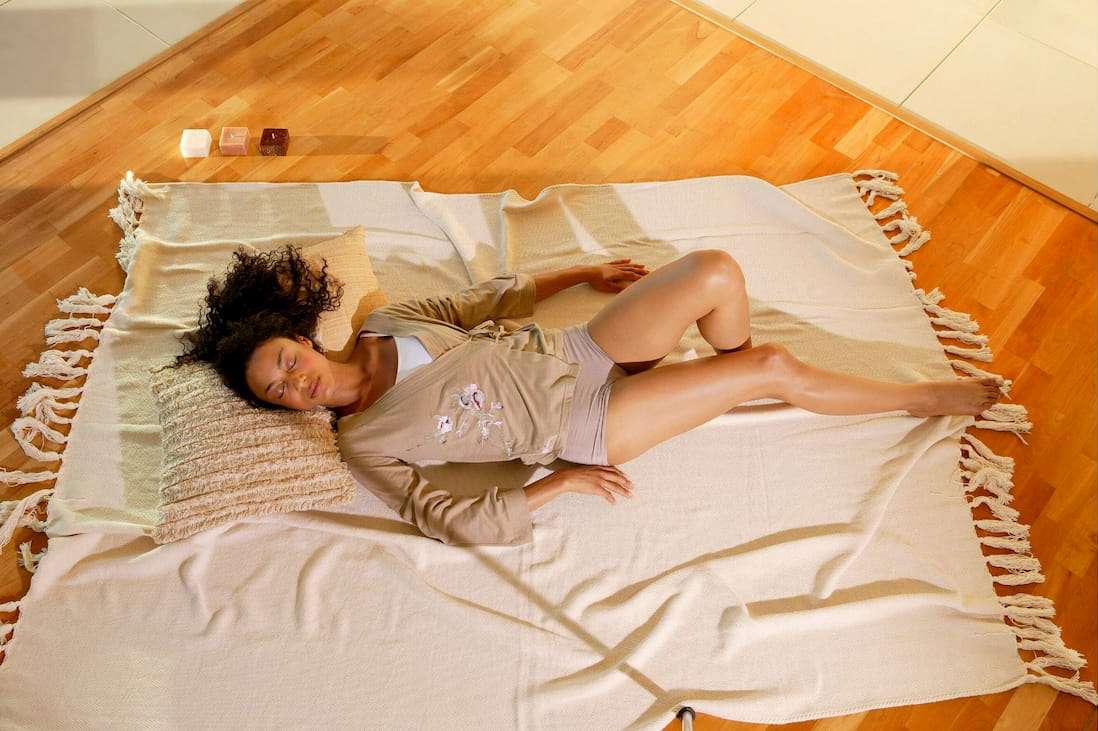 マットレスなしの床で寝ると睡眠の質はどうなる？